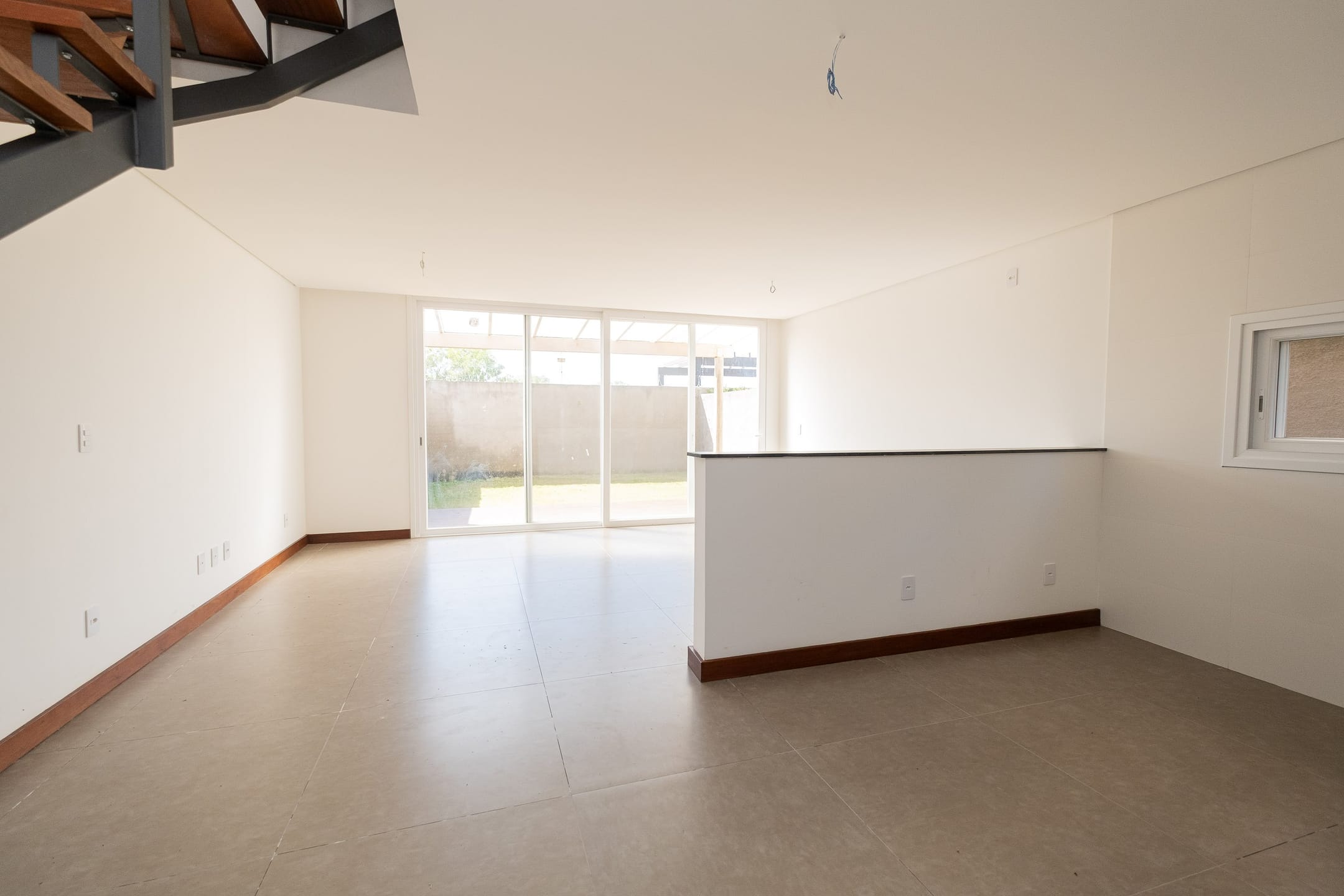 Sobrado à venda no Vivendas do Laranjal! Próximo à praia, com 2 suítes, lareira, churrasqueira e 2 vagas. Conforto e charme em cada detalhe!