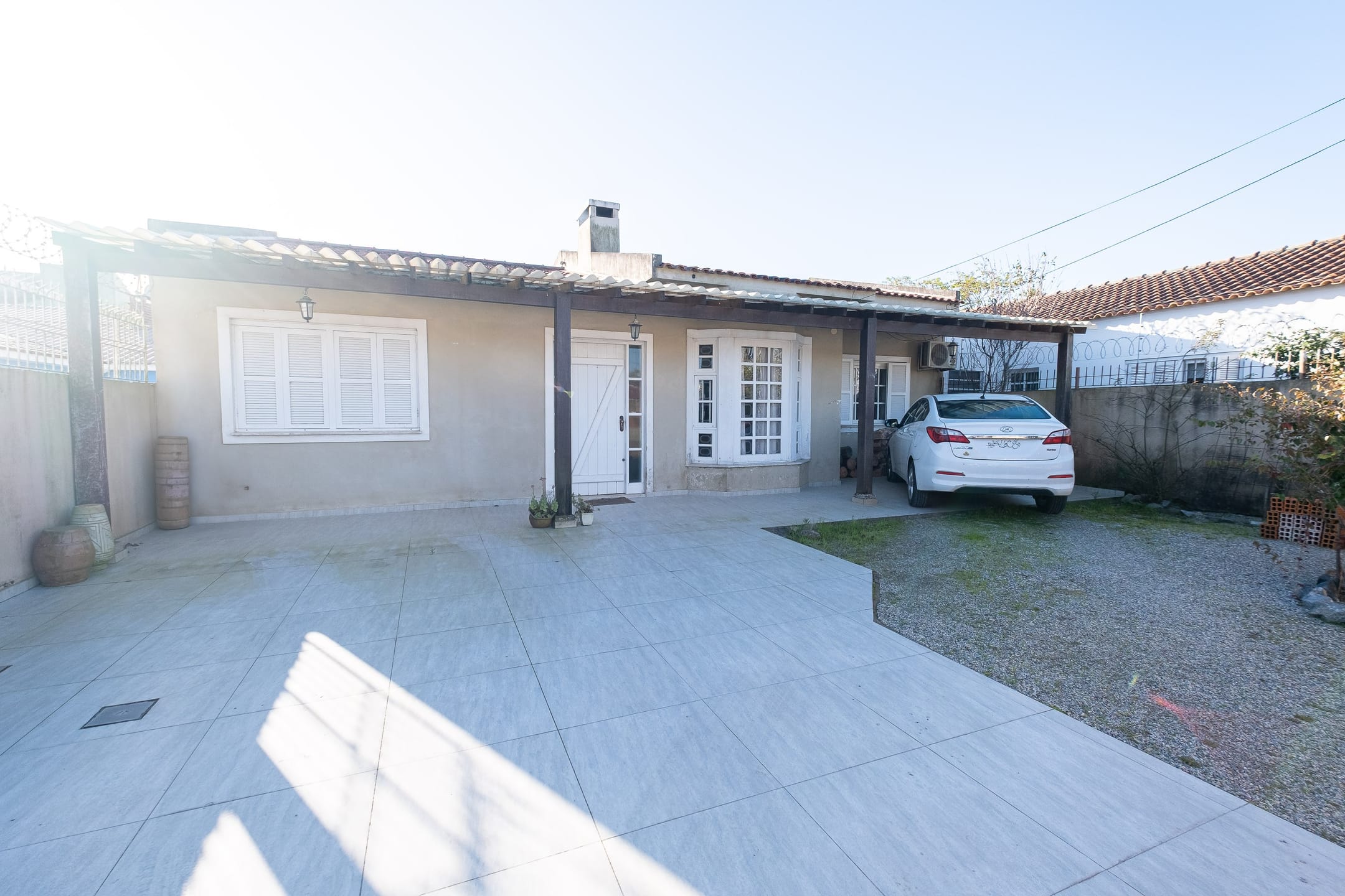 Casa com 3 dorms, lareira, escritório, piscina e churrasqueira no Laranjal. Conforto, lazer e qualidade de vida em um só lugar!