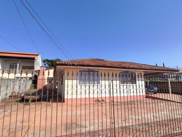 Casa Residencial ou Comercial À Venda, 3 quartos e amplo terreno - Uvaranas, Ponta Grossa, PR