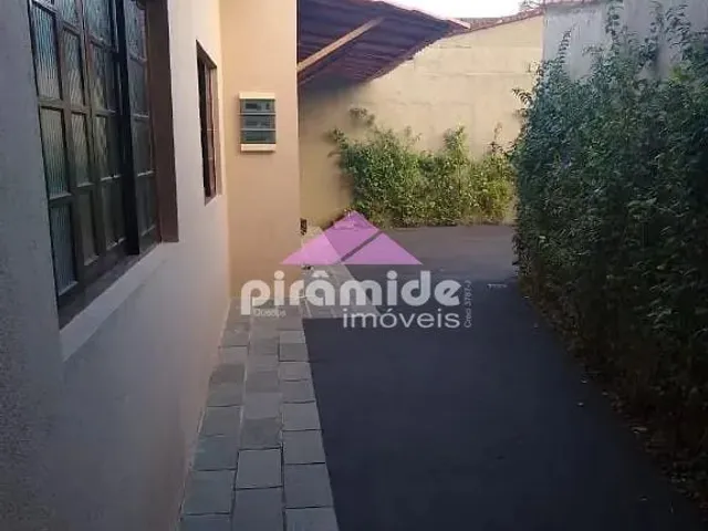 Casa com 330m² 4 quartos e 2 banheiros, à venda, no bairro Centro em Caraguatatuba