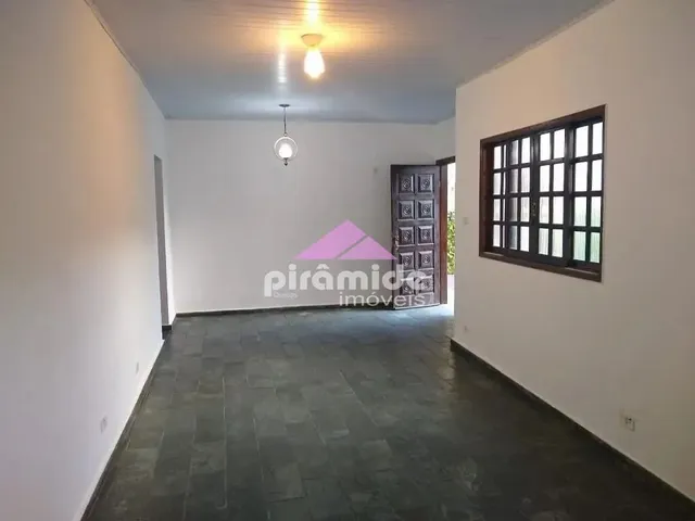 Casa com 330m² 4 quartos e 2 banheiros, à venda, no bairro Centro em Caraguatatuba
