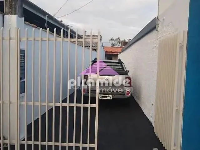 Casa com 330m² 4 quartos e 2 banheiros, à venda, no bairro Centro em Caraguatatuba