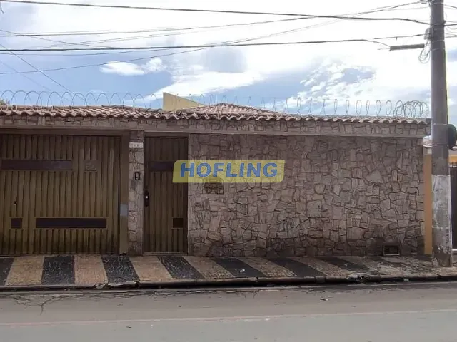Casa com 300m² 3 quartos e 3 banheiros, à venda ou para alugar, no bairro Santana em Rio Claro