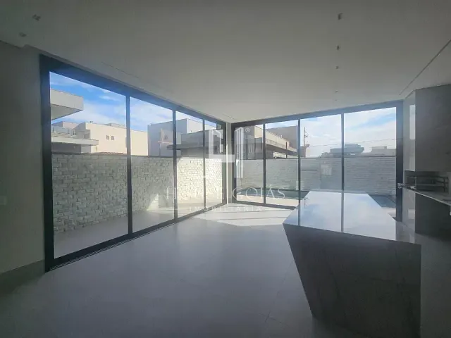 Casa com 317m² 4 quartos e 5 banheiros, à venda, no bairro Jardim Cristal em Aparecida de Goiânia