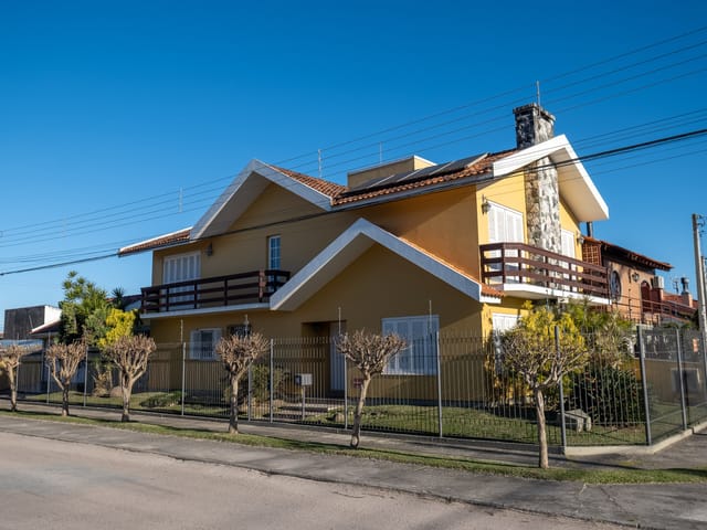 Foto do Casa - Casa alto padrão nas Três Vendas, 254 m², 3 dormitórios (1 suíte com banheira), piscina, lareira, móveis planejados, boiler e 2 vagas. Elegância e conforto. | UP Imóveis