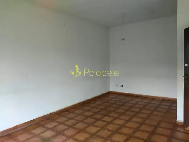 Casa com 320m² 3 quartos e 1 banheiro, à venda, no bairro Jardim Rosely em Pindamonhangaba
