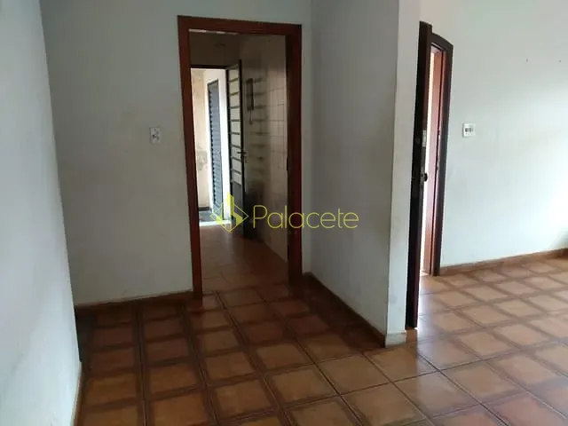 Casa com 320m² 3 quartos e 1 banheiro, à venda, no bairro Jardim Rosely em Pindamonhangaba