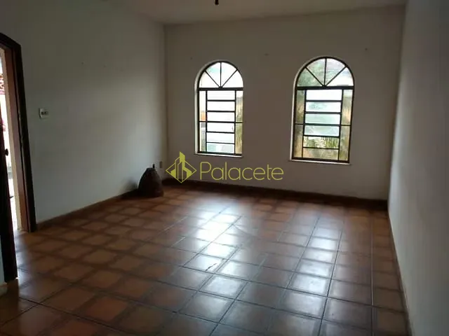Casa com 320m² 3 quartos e 1 banheiro, à venda, no bairro Jardim Rosely em Pindamonhangaba