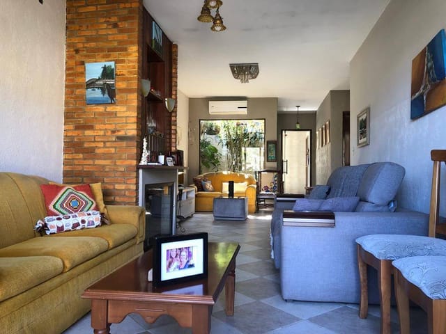 Casa com 300m² 2 quartos e 3 banheiros, à venda, no bairro Laranjal em Pelotas