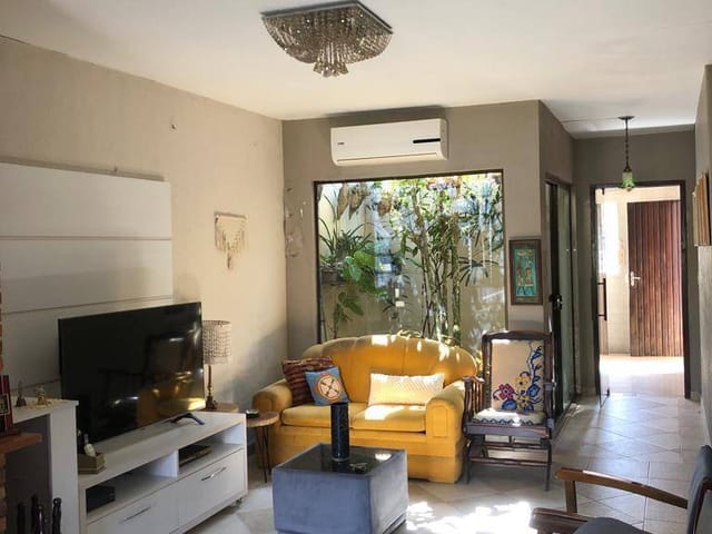 Casa com 300m² 2 quartos e 3 banheiros, à venda, no bairro Laranjal em Pelotas