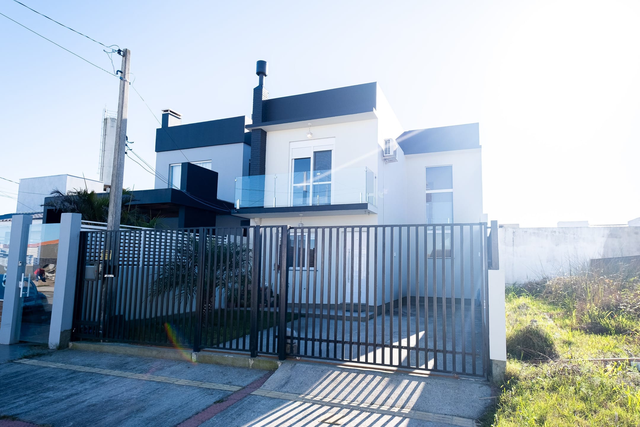 Excelente casa no Areal: 125m², 2 dorms, 3 banheiros, piscina aquecida, placas solares, lareira e churrasqueira. Conforto, estilo e sustentabilidade!