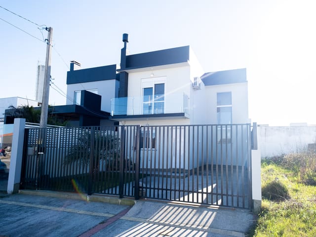 Casa 2 quartos e 3 banheiros, à venda, no bairro Areal em Pelotas