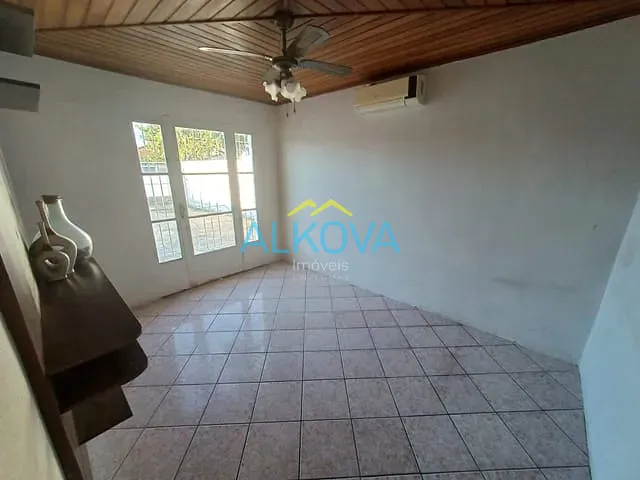 Casa com 330m² 2 quartos e 1 banheiro, à venda, no bairro Jardim Satélite em São José dos Campos