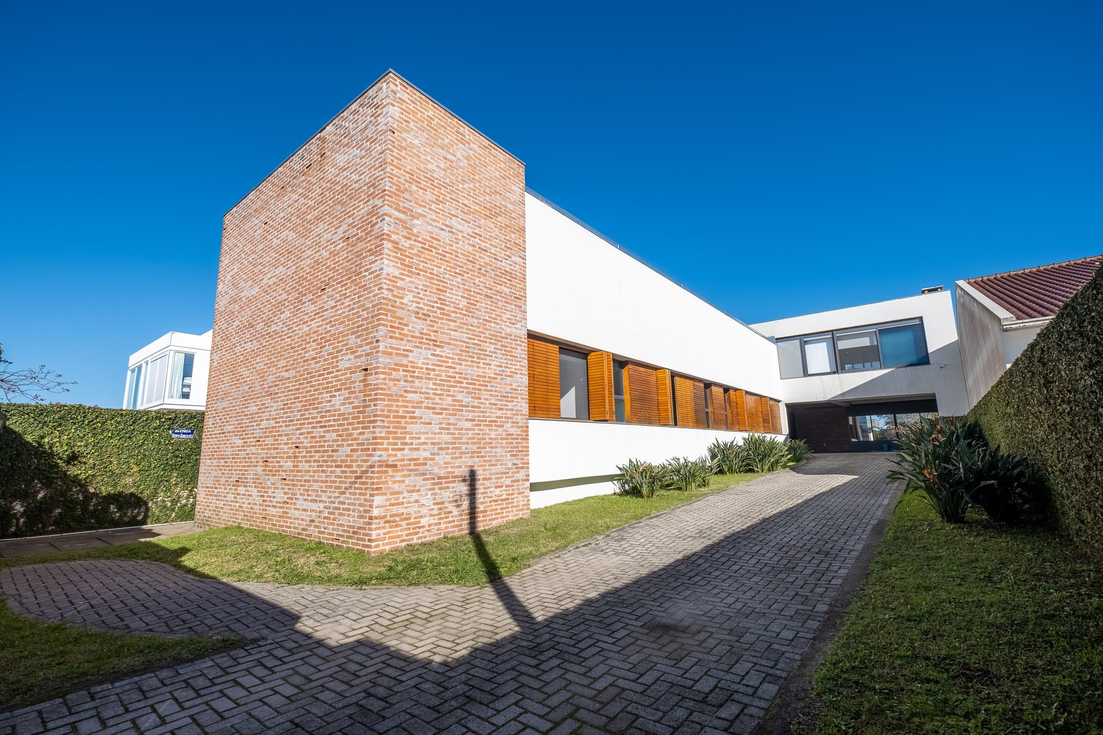 Casa Deslumbrante no Marina Ilha Verde: 407m², 3 suítes, piscina, lareira e excelente iluminação natural em uma das áreas mais nobres da cidade.