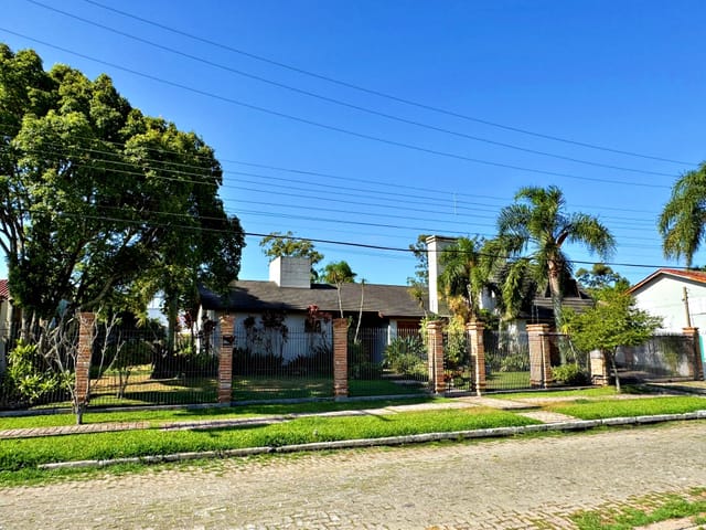 Casa com 900m² 3 quartos e 3 banheiros, à venda, no bairro Laranjal em Pelotas