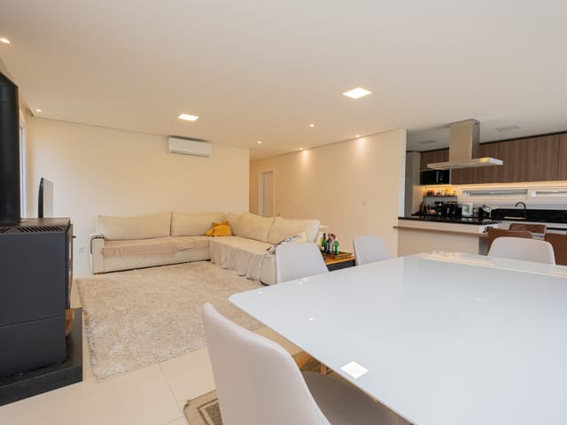 Casa com 341m² 4 quartos e 4 banheiros, à venda, no bairro Laranjal em Pelotas