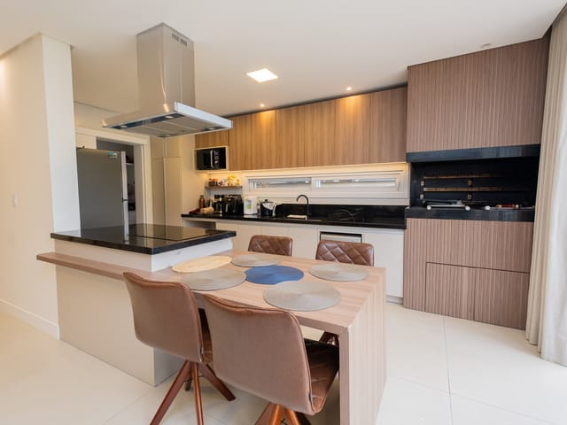 Casa com 341m² 4 quartos e 4 banheiros, à venda, no bairro Laranjal em Pelotas