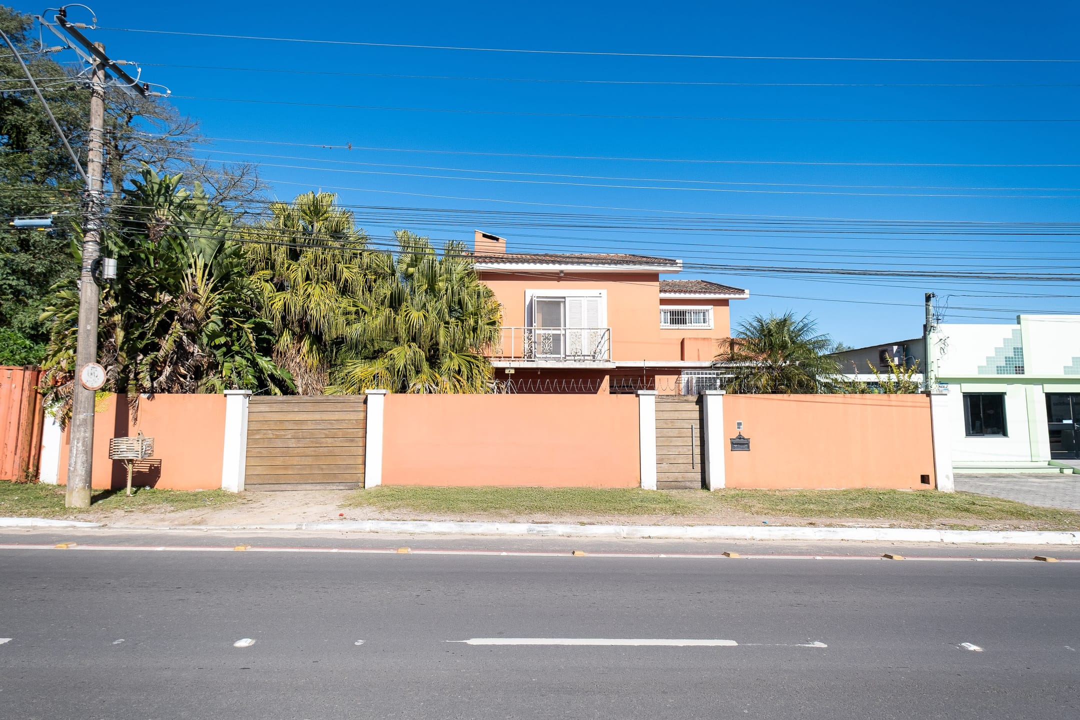Casa ampla em Três Vendas, 400m², 3 dorms, escritório, piscina, sauna, hidromassagem, lareira, churrasqueira e closet. Conforto e lazer completos!