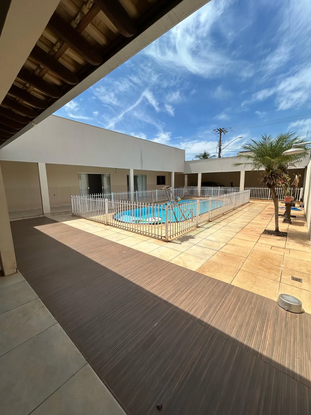 Casa para venda em Jardim Tropical com 5 quartos, sendo 5 suítes, 300m²