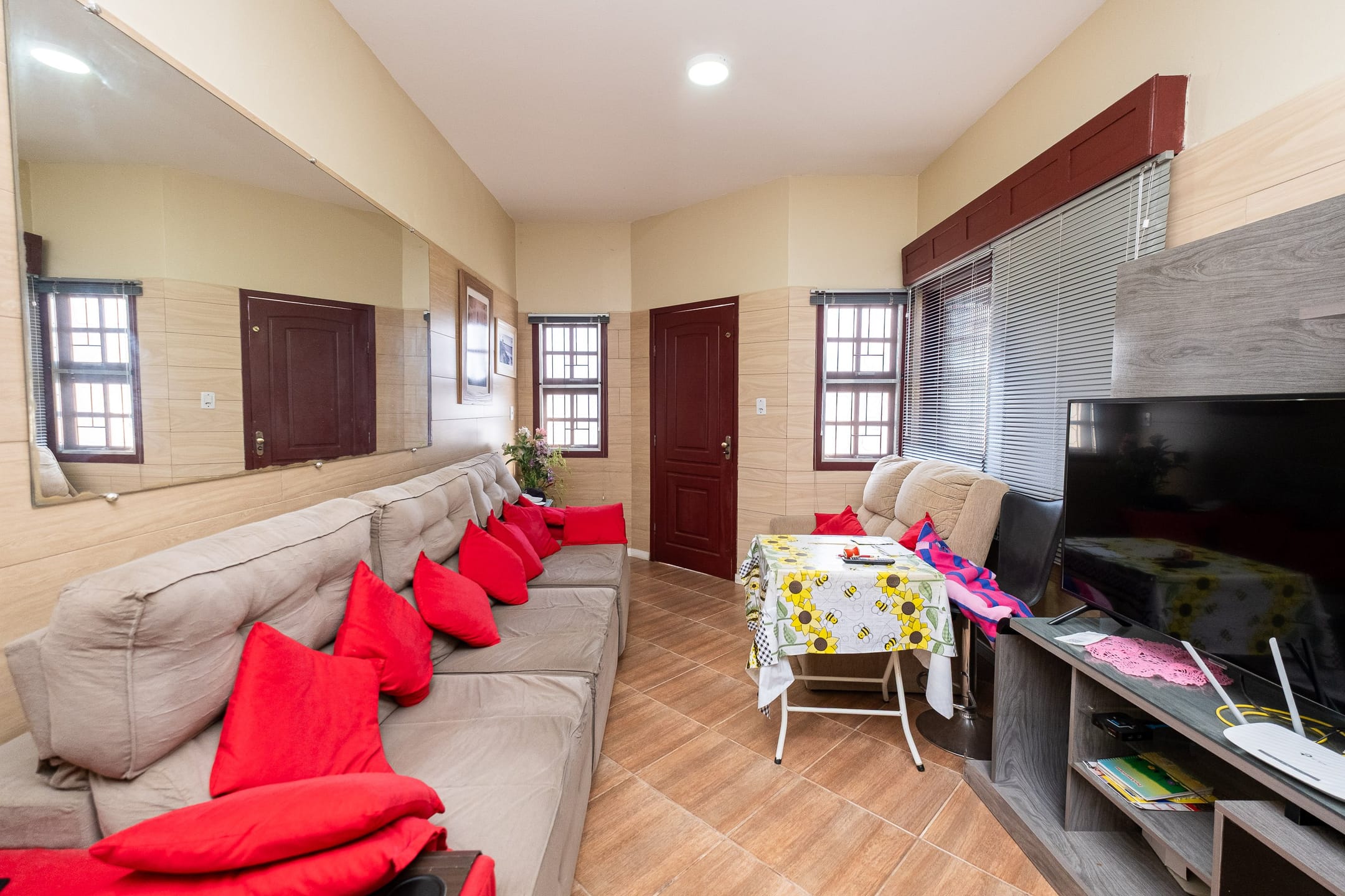 Oportunidade nas Três Vendas! Casa com 3 dormitórios (1 suíte), espaço gourmet, pátio azulejado, 4 vagas e localização excelente, a 200m da Ildefonso.