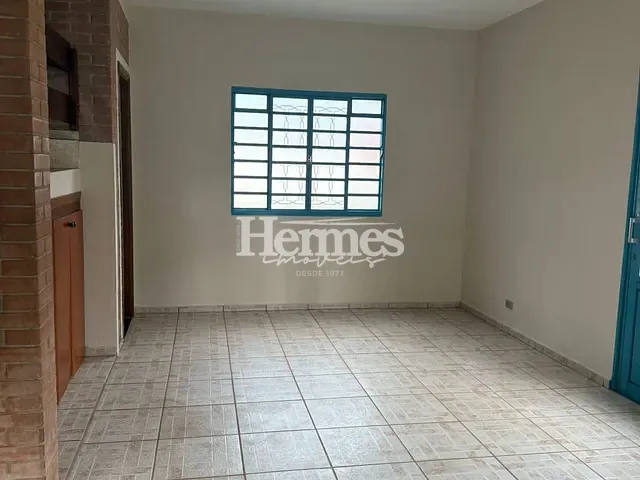 Casa com 300m² 2 quartos e 3 banheiros, para alugar, no bairro Jardim América em Paulínia