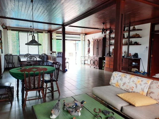 Casa com 552m² 4 quartos e 2 banheiros, à venda, no bairro Enseada em Guarujá