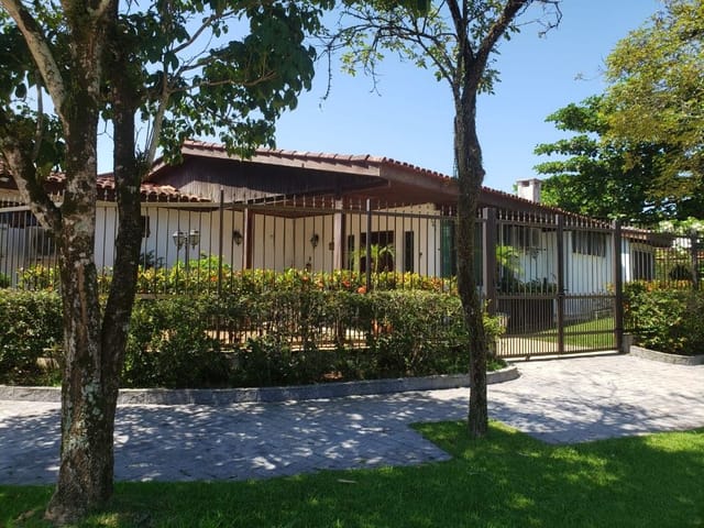 Casa com 552m² 4 quartos e 2 banheiros, à venda, no bairro Enseada em Guarujá