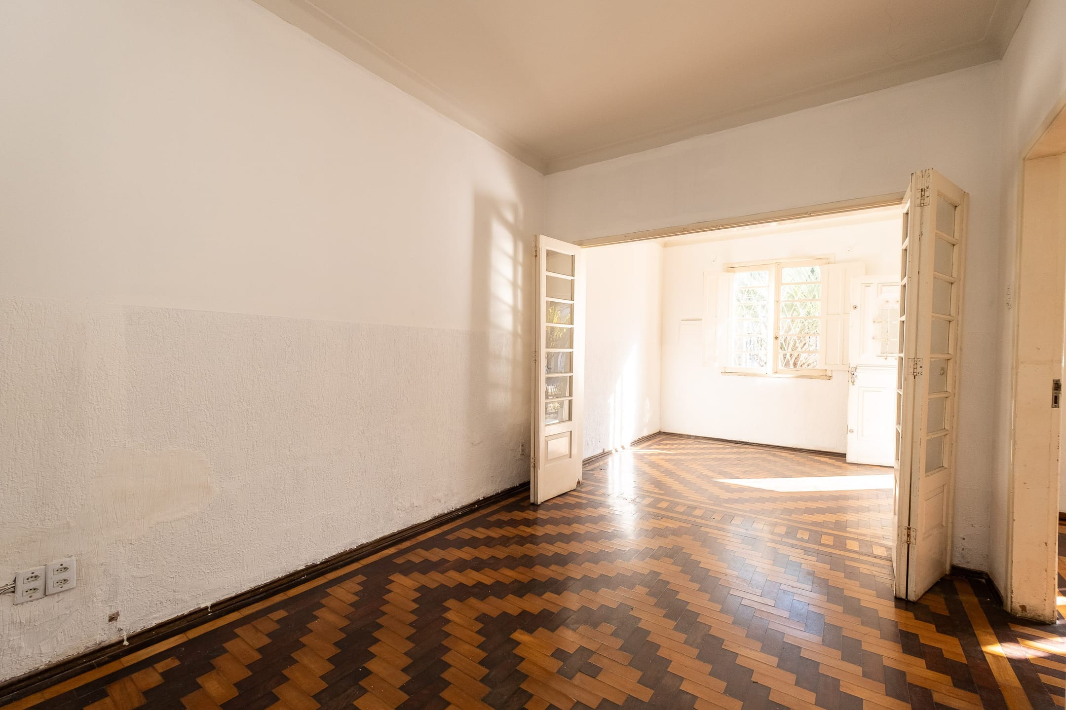Casa comercial e residencial para venda e locação no centro de Pelotas - 199 m², 3 quartos, 3 banheiros, lareira e churrasqueira.
