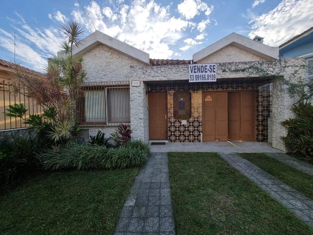 Casa com 374m² 4 quartos e 3 banheiros, à venda, no bairro Centro em Pelotas