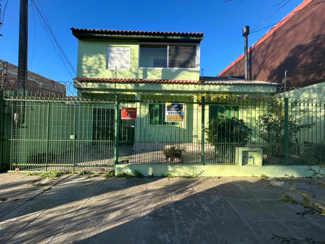Casa com 300m² 3 quartos e 2 banheiros, à venda, no bairro Laranjal em Pelotas