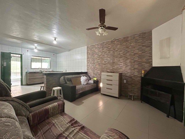 Casa com 300m² 3 quartos e 2 banheiros, à venda, no bairro Laranjal em Pelotas