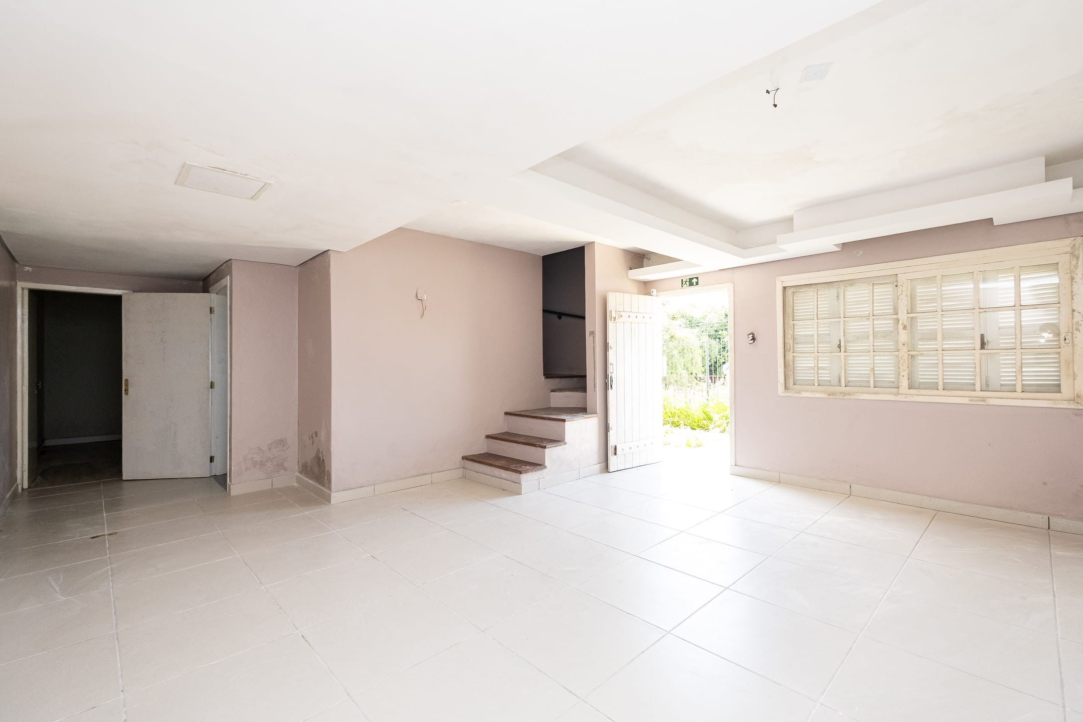 Casa disponível para venda e aluguel no centro de Pelotas: 250 m², 4 quartos (1 suíte), amplo pátio, portão eletrônico e 3 vagas.