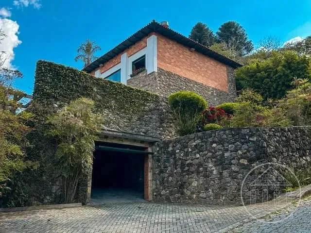 Casa com 1700m² 4 quartos e 5 banheiros, à venda, no bairro Guarapiranga em São Paulo