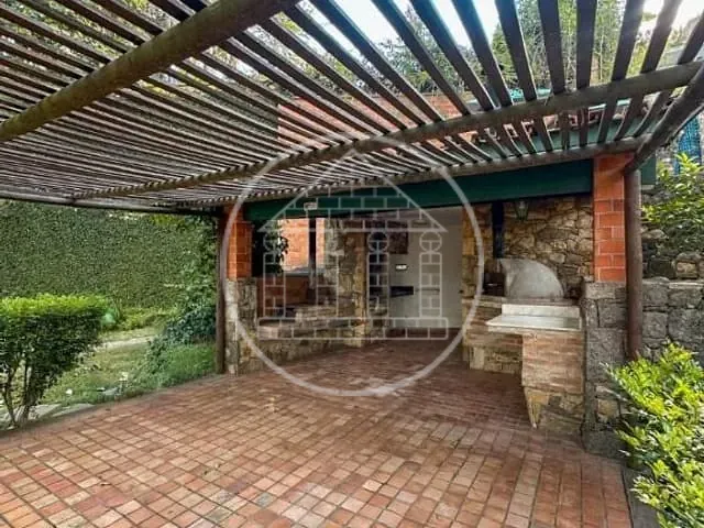 Casa com 1700m² 4 quartos e 5 banheiros, à venda, no bairro Guarapiranga em São Paulo