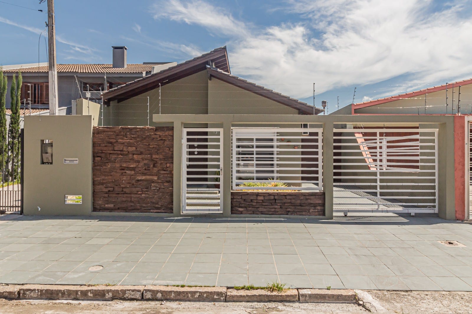 Linda casa no Centro de Pelotas! 161 m², 3 dorms (1 suíte), 4 vagas, piscina, lareira, churrasqueira e closet. Charme, conforto e localização privilegiada!