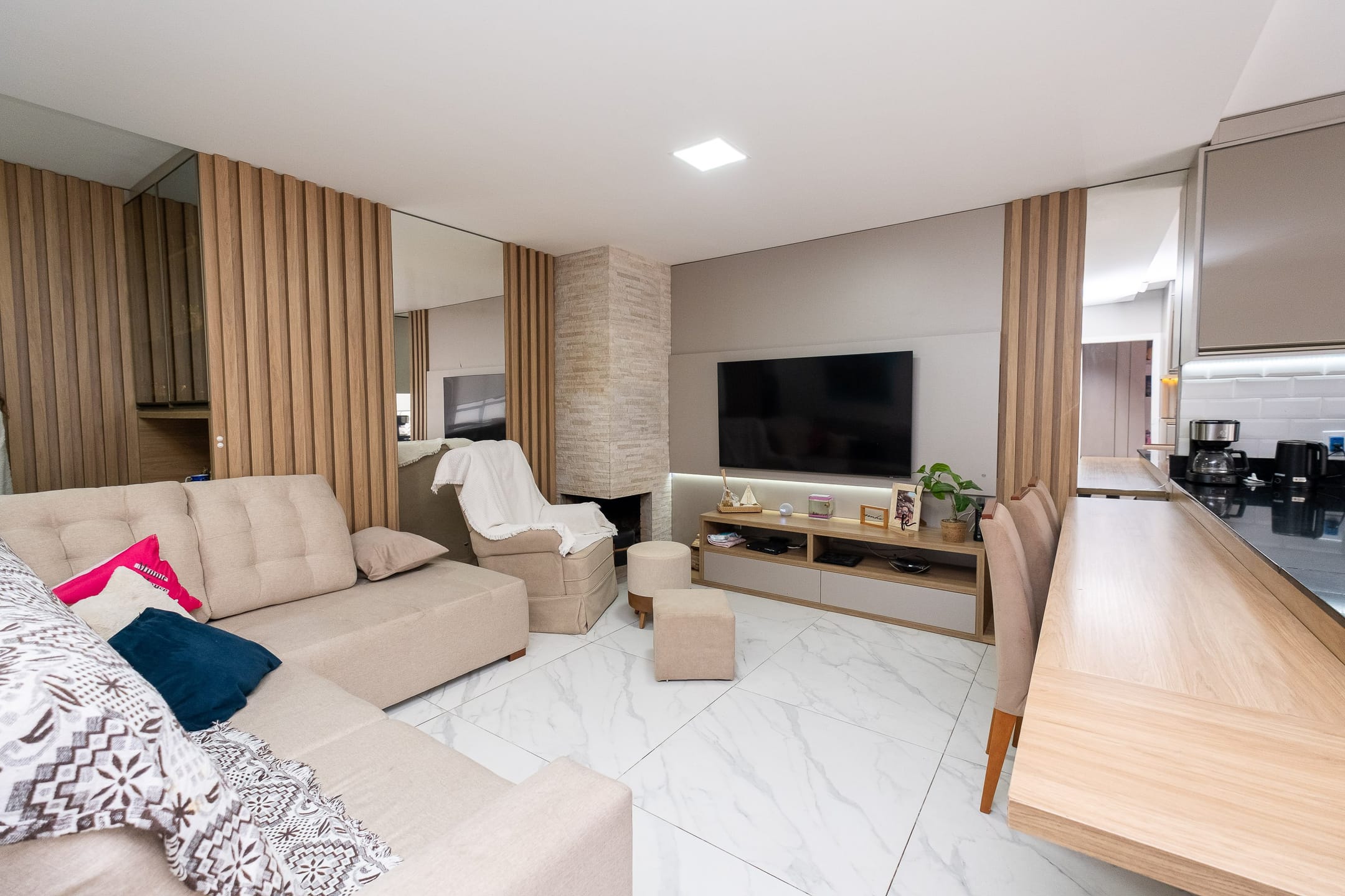 Casa térrea próxima à Dom Joaquim com 3 dormitórios (1 suíte), ambientes amplos e iluminados, lareira aconchegante, pátio ensolarado e excelente acabamento!