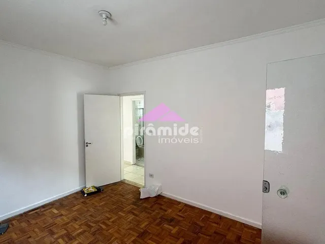 Casa com 250m² 3 quartos e 2 banheiros, para alugar, no bairro Bosque dos Eucaliptos em São José Dos Campos