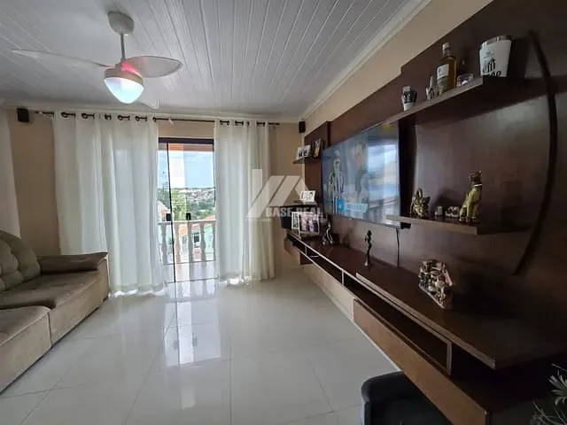 Casa com 462m² 3 quartos e 2 banheiros, à venda, no bairro Uvaranas em Ponta Grossa