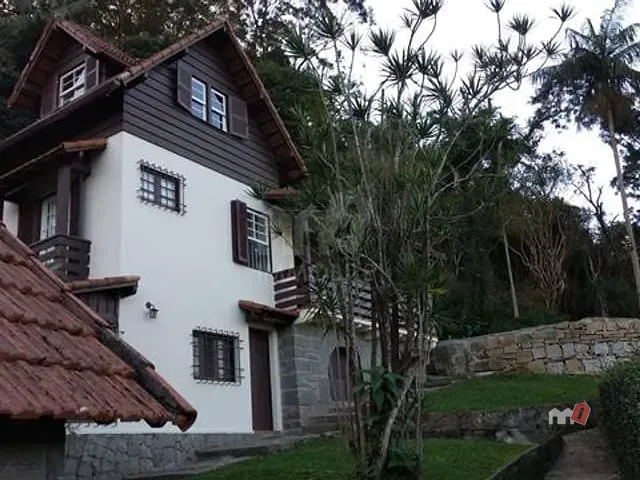 Casa com 6500m² 4 quartos e 3 banheiros, à venda ou para alugar, no bairro Valparaíso em Petrópolis