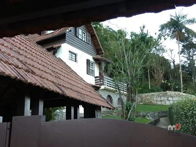 Casa com 6500m² 4 quartos e 3 banheiros, à venda ou para alugar, no bairro Valparaíso em Petrópolis