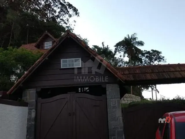 Casa com 6500m² 4 quartos e 3 banheiros, à venda ou para alugar, no bairro Valparaíso em Petrópolis