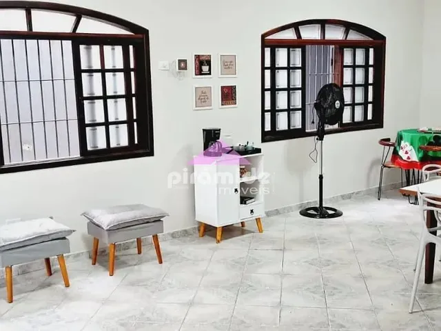Casa com 10m² 4 quartos e 3 banheiros, à venda ou para alugar, no bairro Centro em Caraguatatuba