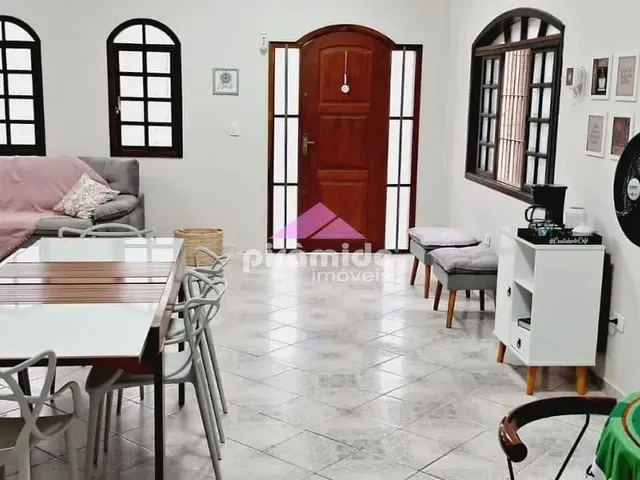 Casa com 10m² 4 quartos e 3 banheiros, à venda ou para alugar, no bairro Centro em Caraguatatuba