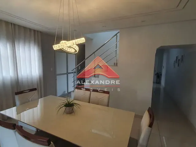 Casa com 173m² 4 quartos e 5 banheiros, à venda, no bairro Vila Industrial em São José dos Campos