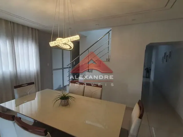 Casa com 173m² 4 quartos e 5 banheiros, à venda, no bairro Vila Industrial em São José dos Campos