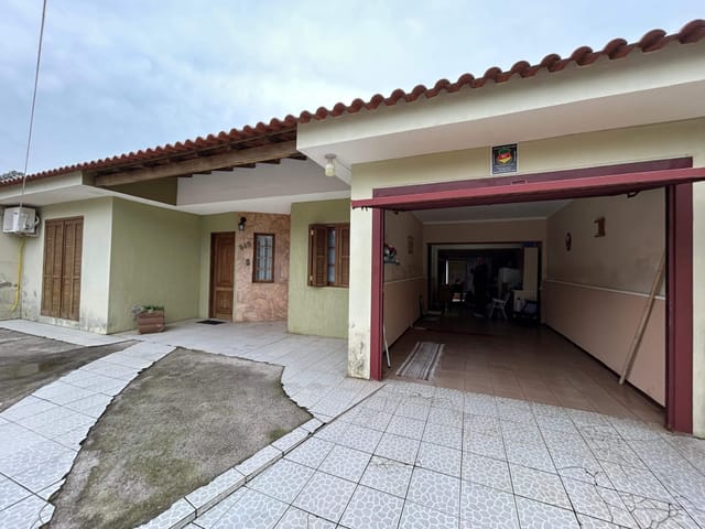 Casa com 294m² 2 quartos e 2 banheiros, à venda, no bairro Três Vendas em Pelotas