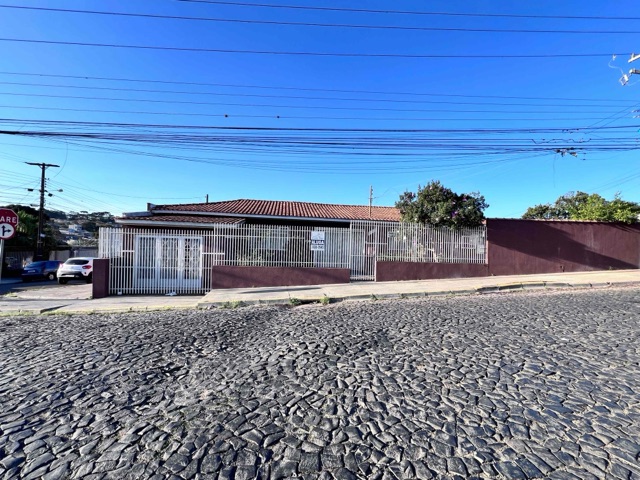 *Em negociação* Casa com 3 Quartos, Amplo Terreno em Frente ao Colégio Epaminondas