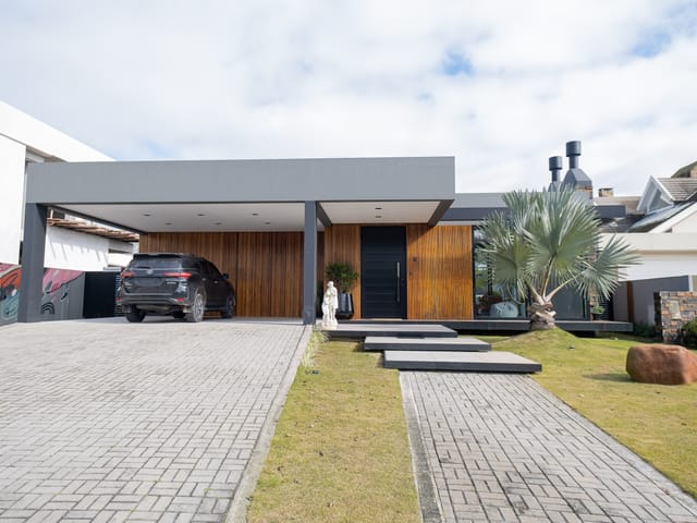 Casa com 860m² 3 quartos e 6 banheiros, à venda, no bairro Laranjal em Pelotas