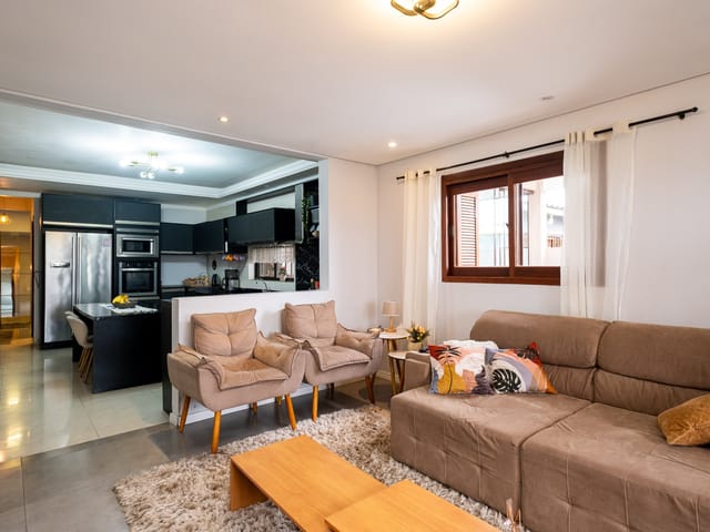 Casa com 240m² 4 quartos e 2 banheiros, à venda, no bairro Areal em Pelotas