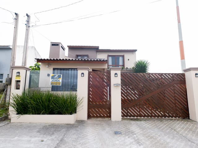 Casa com 240m² 4 quartos e 2 banheiros, à venda, no bairro Areal em Pelotas